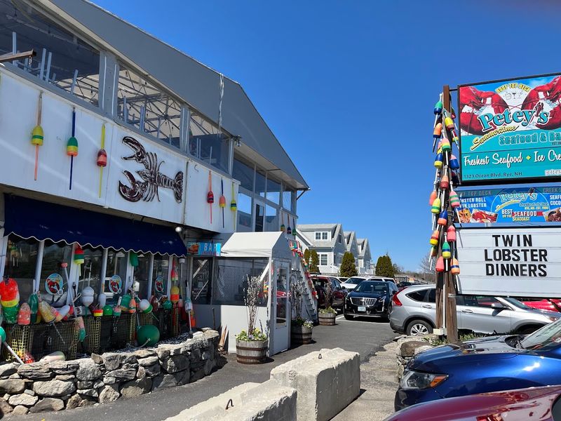 The Coastal Vibe That Hits You Before You Even Sit Down