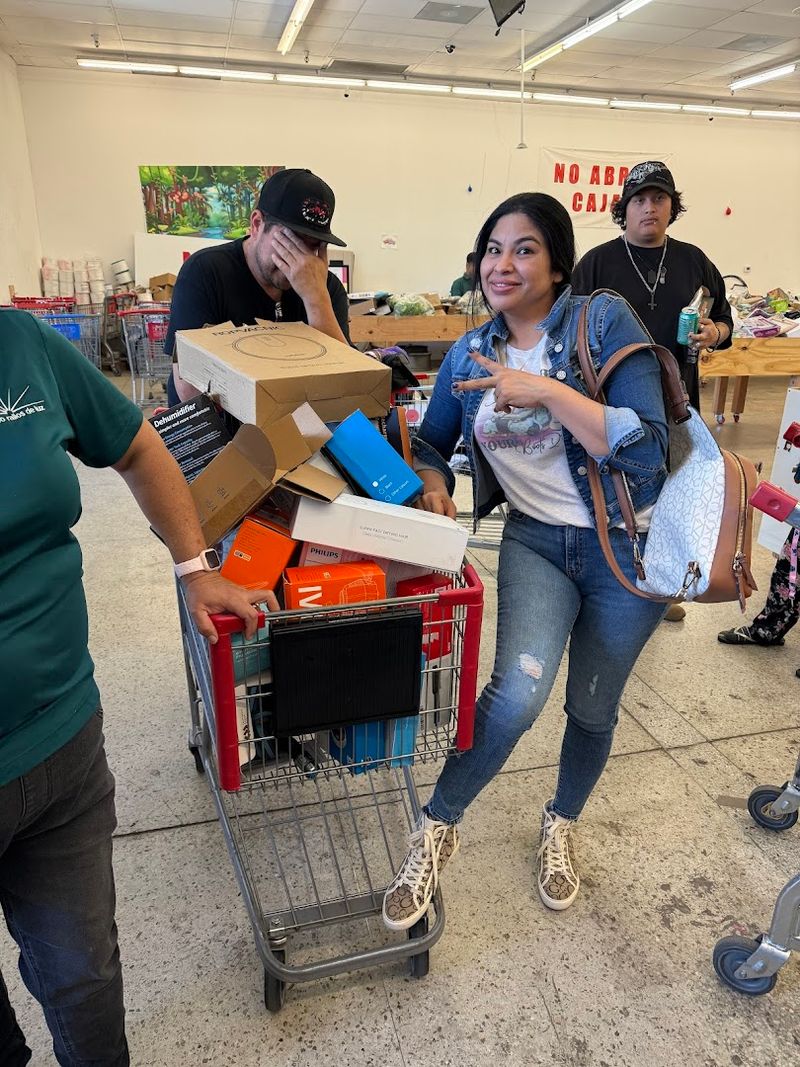 The Community of Regular Shoppers and Resellers