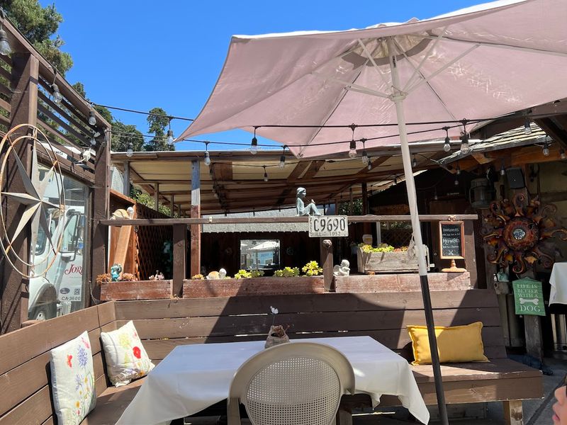 An American Tavern Where Locals Eat