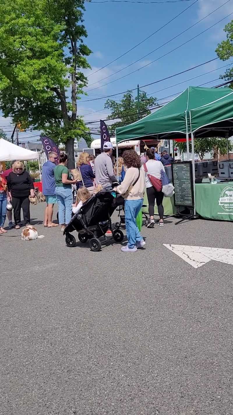 A Fish Stand That Draws a Crowd Every Single Week