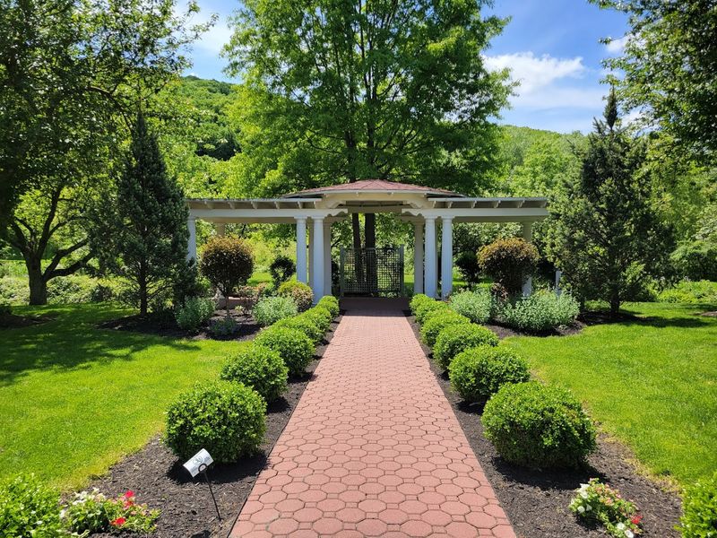 Gazebos and Quiet Corners That Reward Slow Exploration