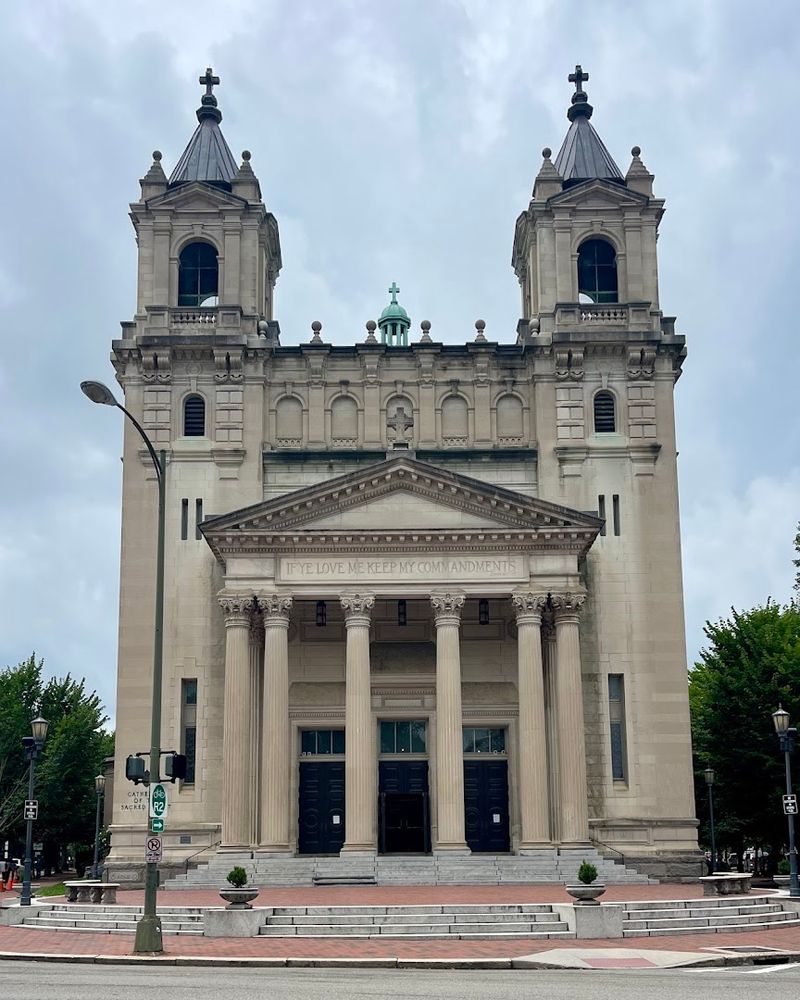 Planning Your Visit to 823 Cathedral Place, Richmond