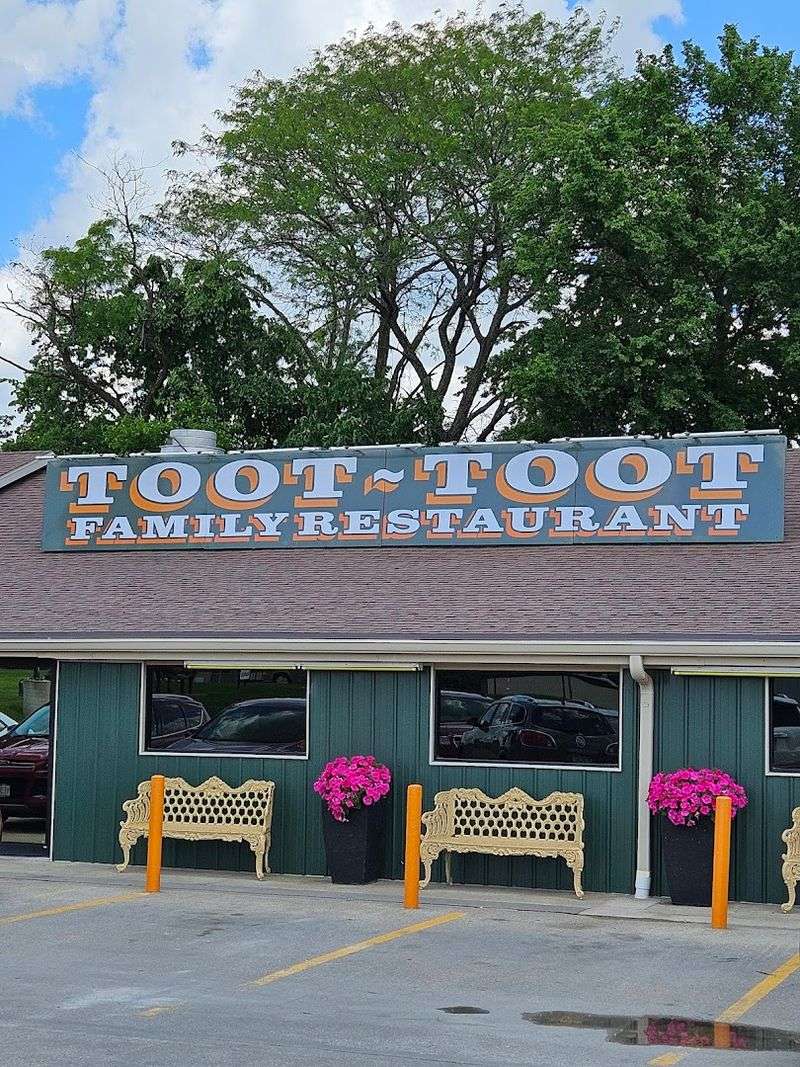 Visiting Toot-Toot Restaurant and Lounge in Bethany Missouri