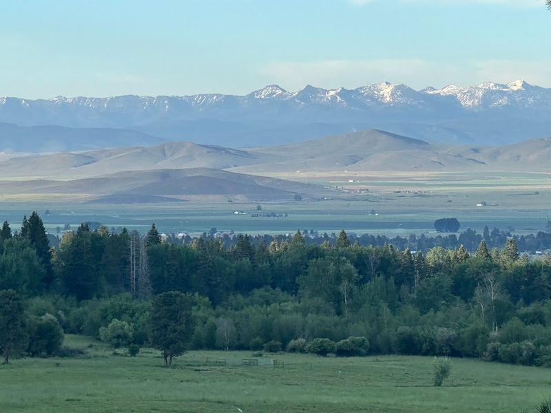 Location at the Foot of the Elkhorn Mountains