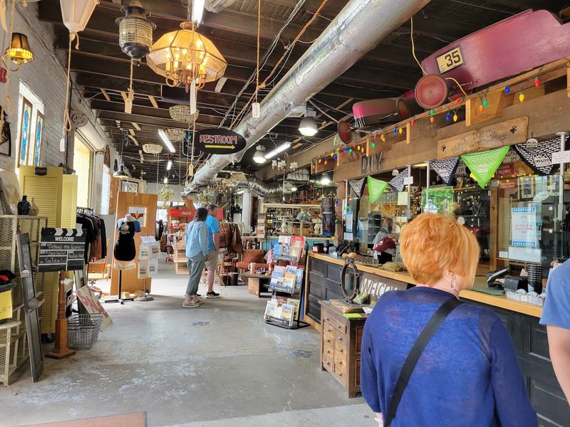 The Memorial Bridge Marketplace and Its Artisan Vendors