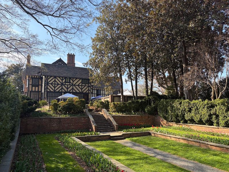 The Windsor Farms Neighborhood Setting