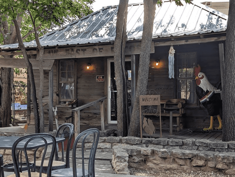 A Barn-Like Setting That Feels Like a Real Texas Welcome