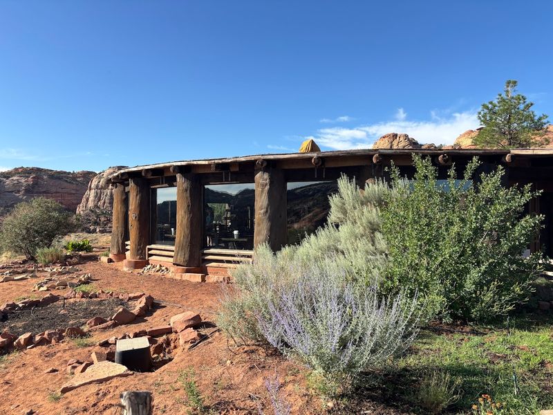 A Building That Belongs to the Cliff