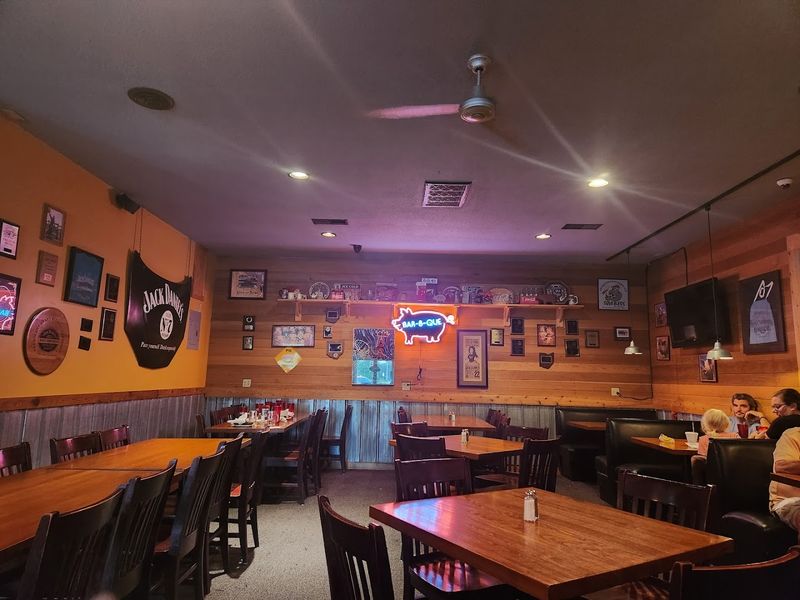 A Dining Space That Feels Comfortable and Community-Centered A Dining Space That Feels Comfortable and Community-Centered