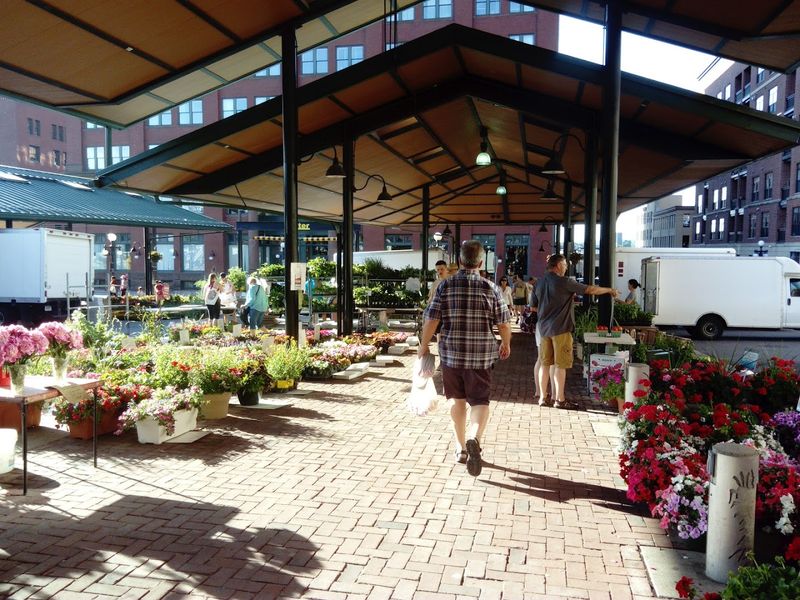 A Market Morning That Stays Relaxed