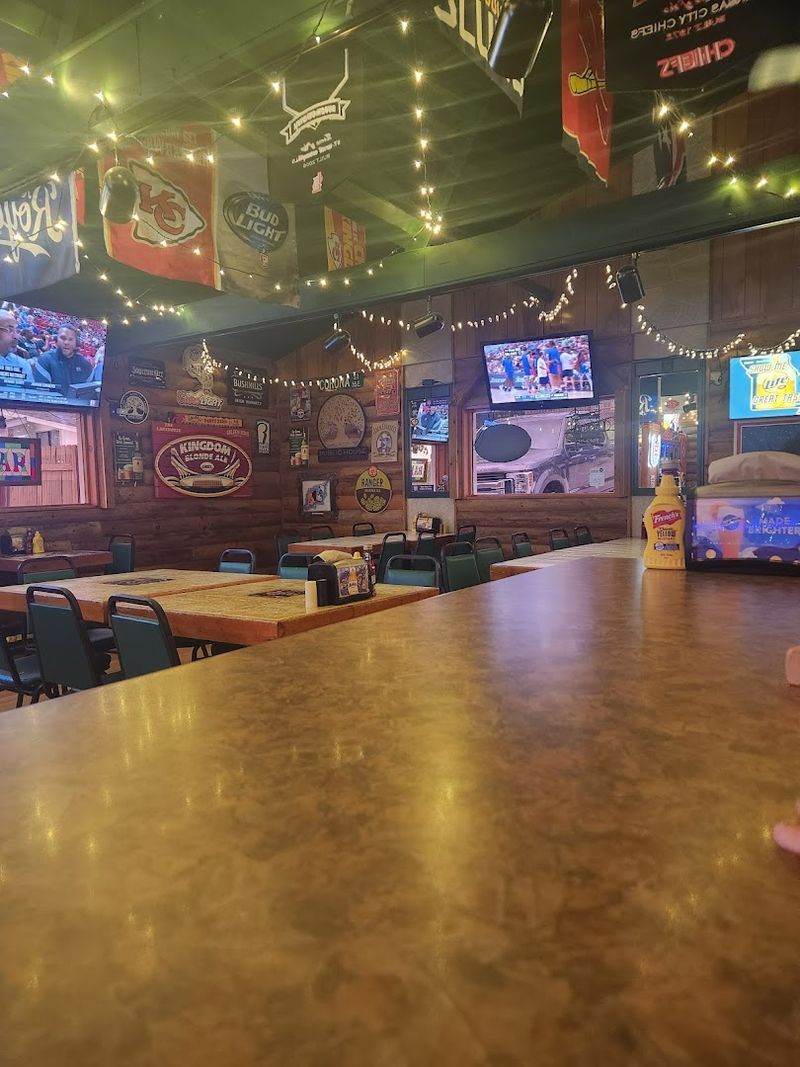 A Neighborhood Tavern Feel With Lakeside Soul A Neighborhood Tavern Feel With Lakeside Soul