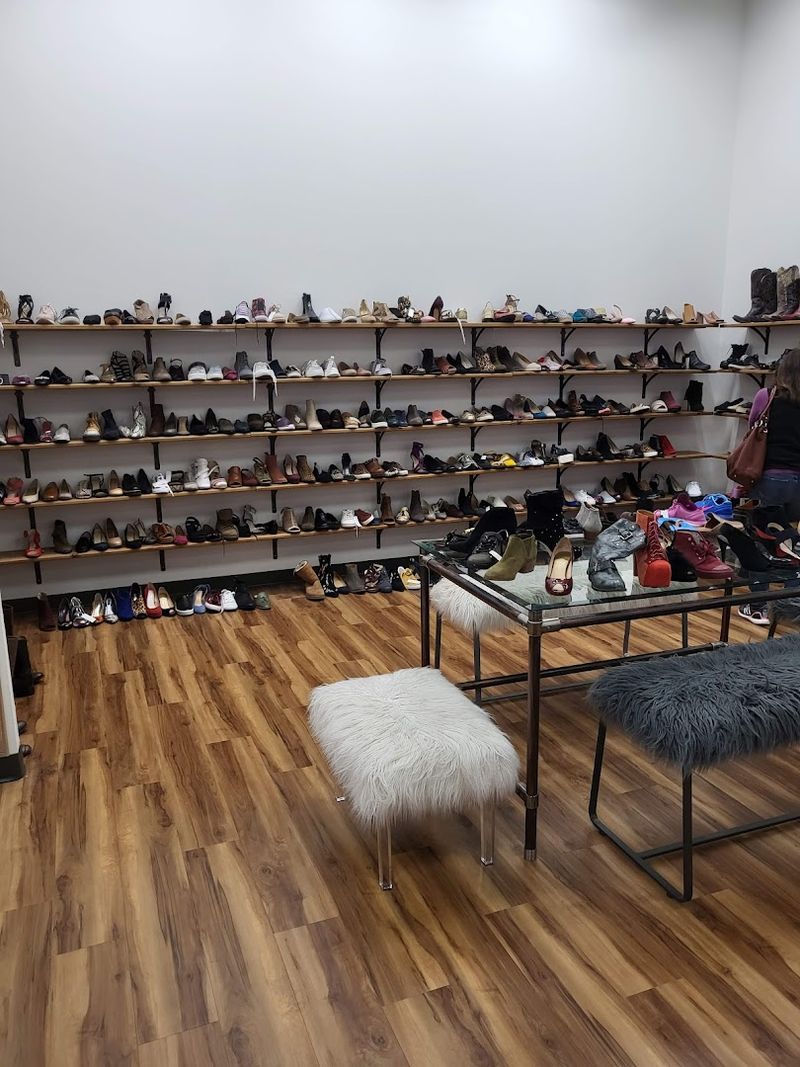 Accessories, Shoes, and Jewelry That Complete the Picture Accessories, Shoes, and Jewelry That Complete the Picture