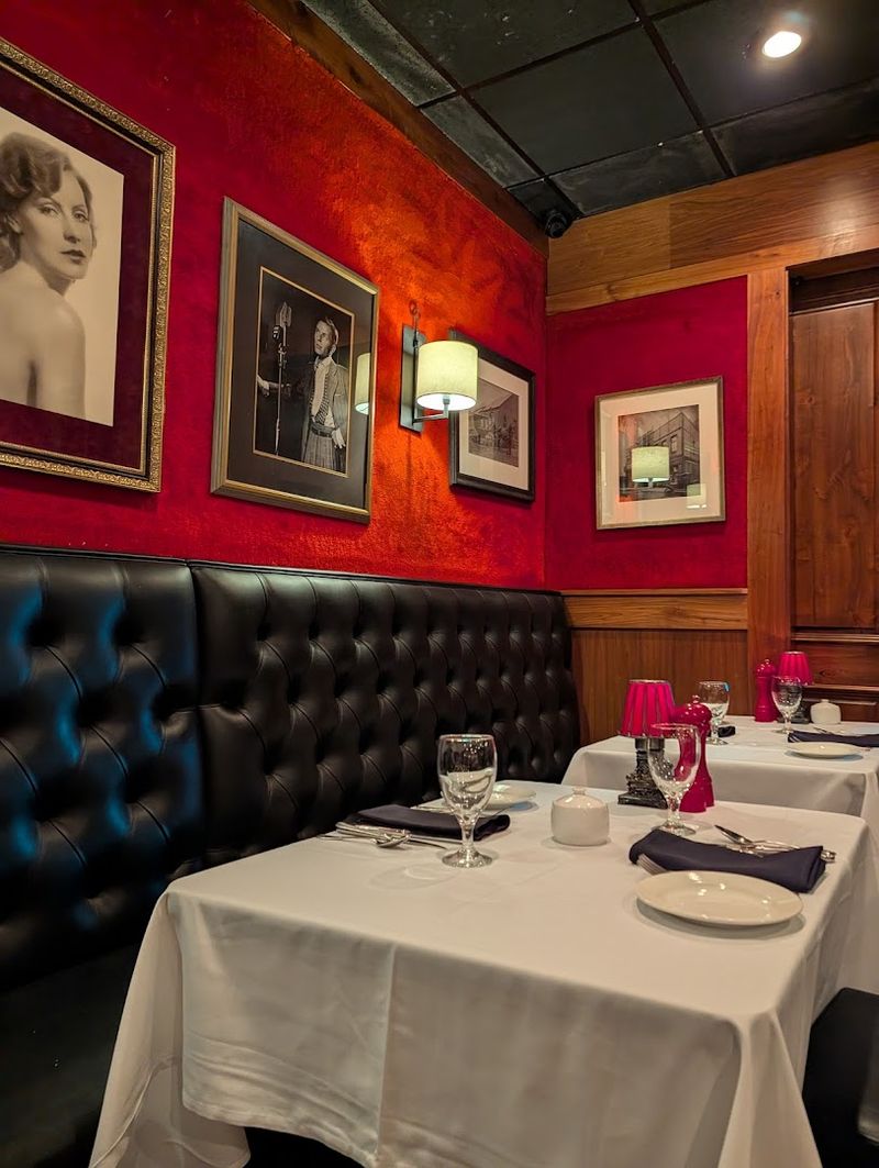 An Atmosphere That Transforms a Regular Tuesday Night