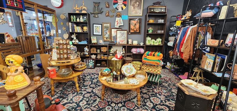 Blue Bird Antique Mall & Treasure Shoppe 