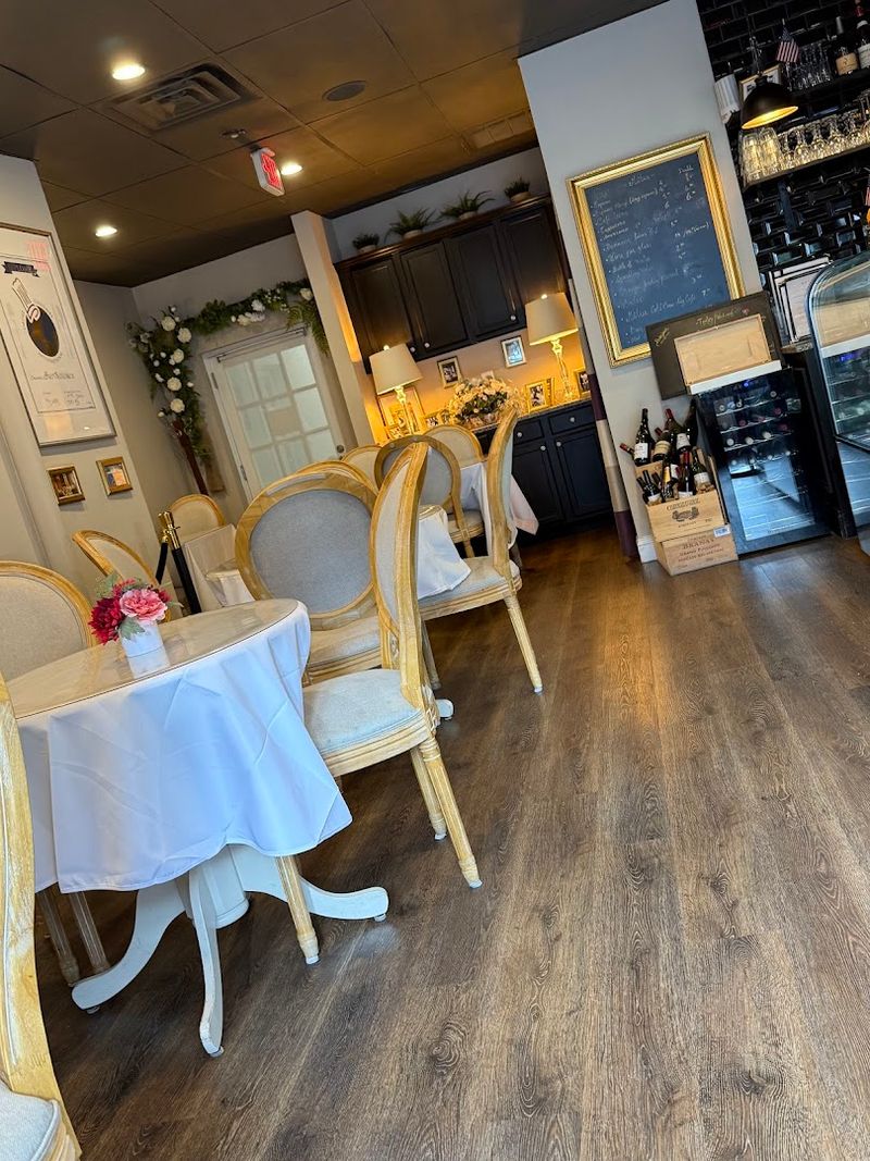 Find Your Table at 12644 Chapel Rd, Clifton, Virginia
