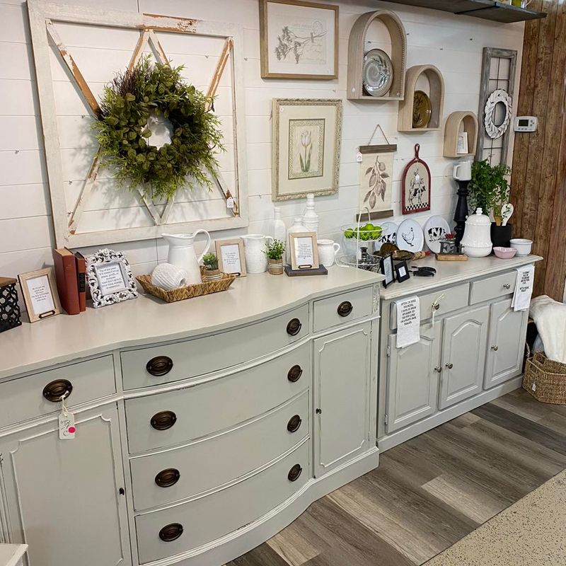 Local Art and Rotating Displays That Keep Every Visit Fresh