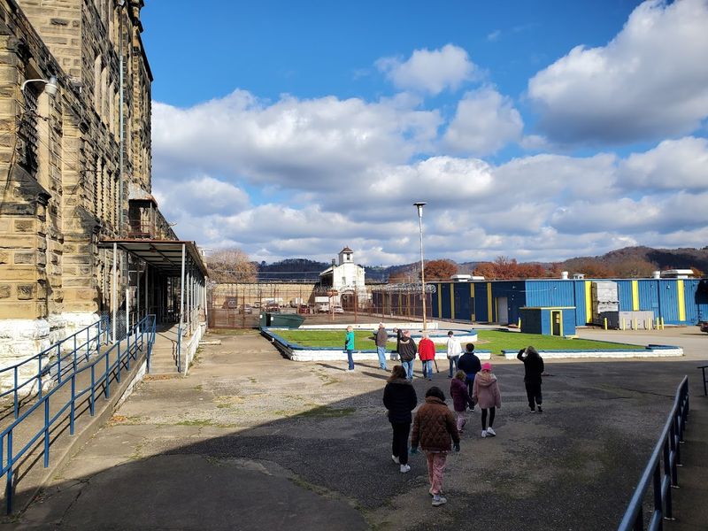 Guided Tours That Make History Feel Alive and Personal