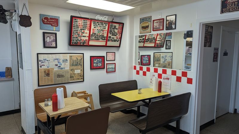 Hank's Hamburgers Is a Route 66 Icon That Earns Every Bit of Its Legend Hank's Hamburgers Is a Route 66 Icon That Earns Every Bit of Its Legend