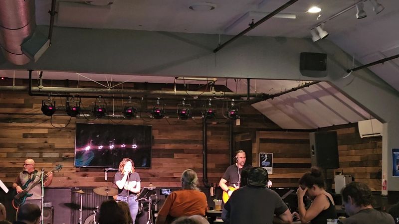 Live Music Nights That Transform the Whole Room