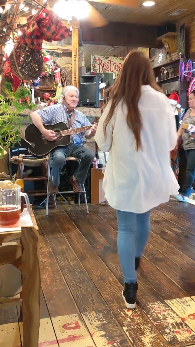 Live Music That Turns Lunch Into a Full Experience