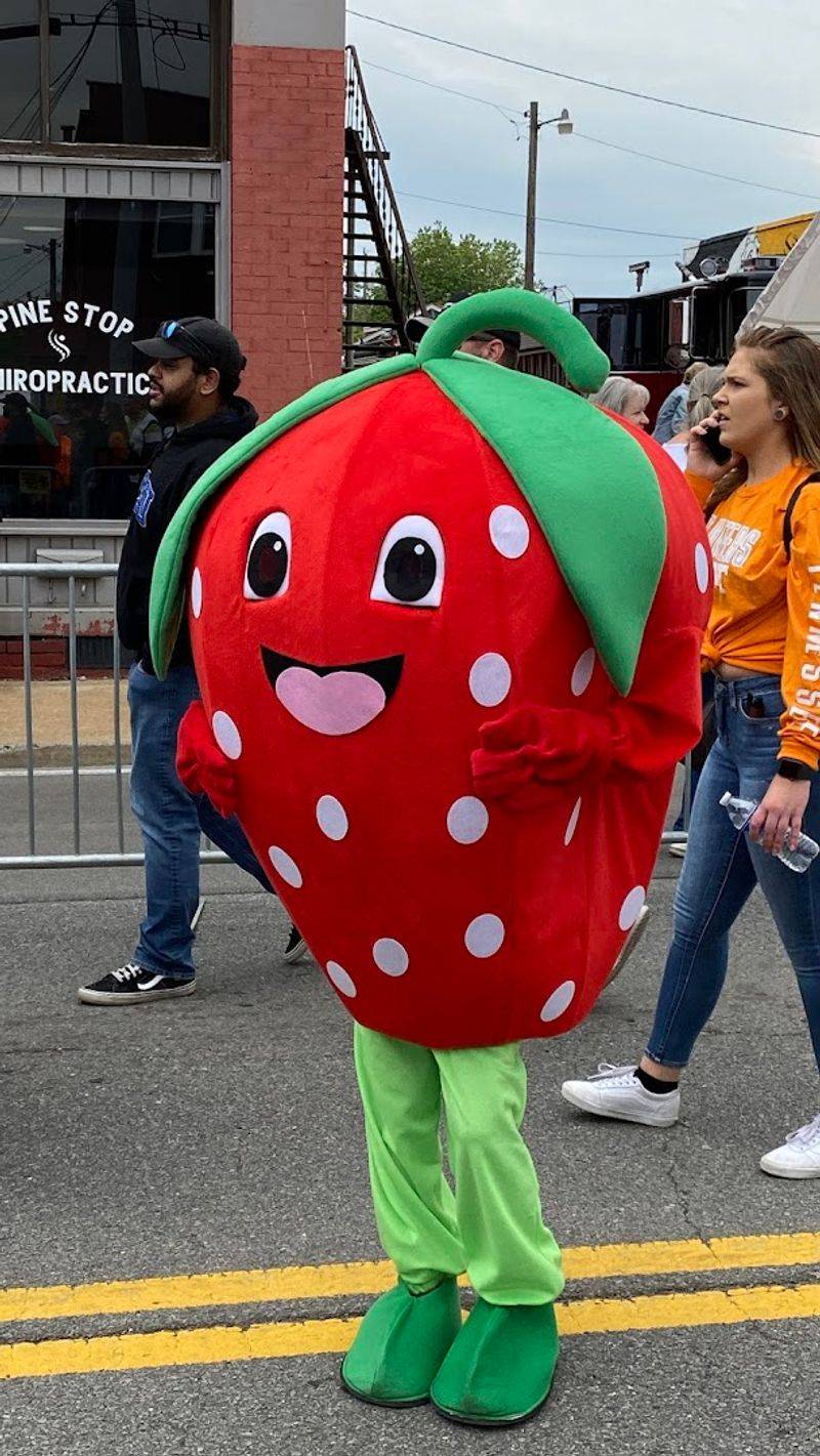 Main Street Comes Alive with the Grand Floats Parade