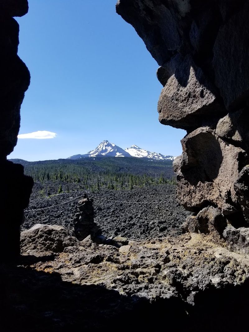 Mountain-Framing Windows Cut Right Into the Walls