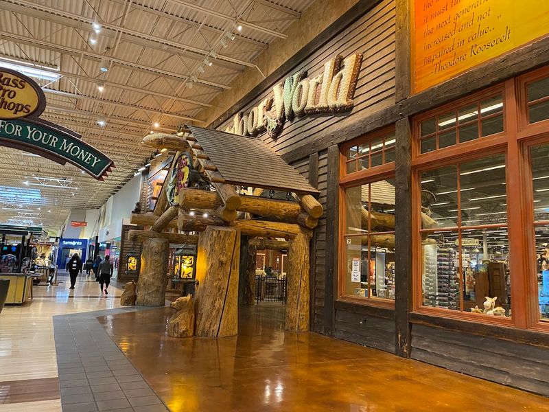 Over 200 Stores, From Outlet Bargains to Full-Price Finds Over 200 Stores, From Outlet Bargains to Full-Price Finds