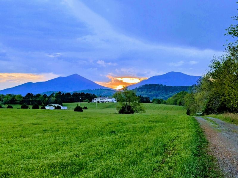 Peaks of Otter: Virginia's Most Scenic Morning Alarm Clock
