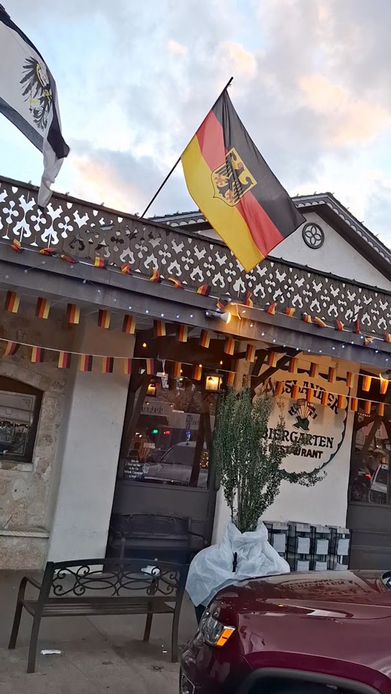 Planning Your Visit to Ausländer Restaurant