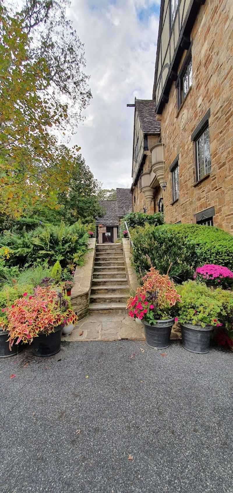 Planning Your Visit to The Cloisters Castle