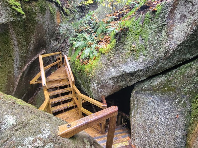 Raymond Cliff Cave, Piscataquog State Forest