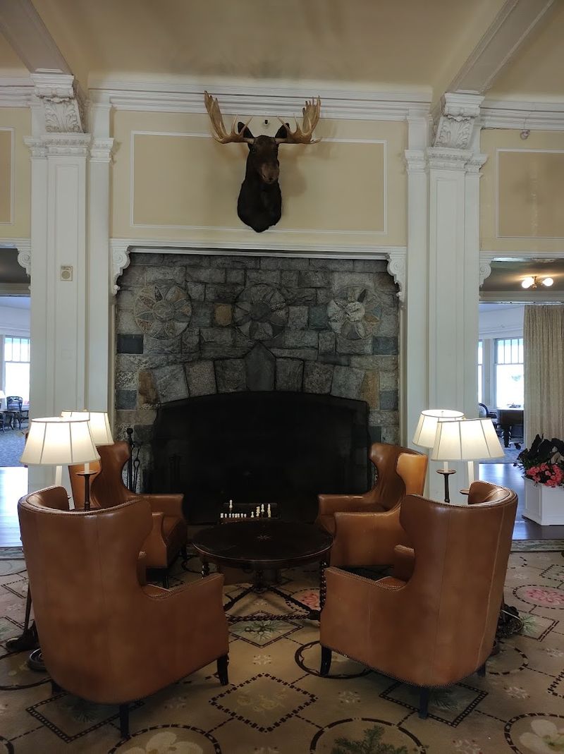 Relaxation Lounges With Saunas and Steam Rooms
