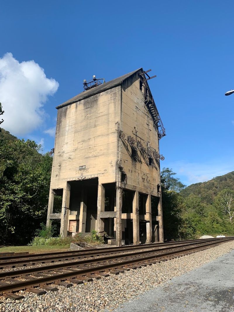 Steam Engines, Engine Houses, and the Men Who Kept Them Running Steam Engines, Engine Houses, and the Men Who Kept Them Running