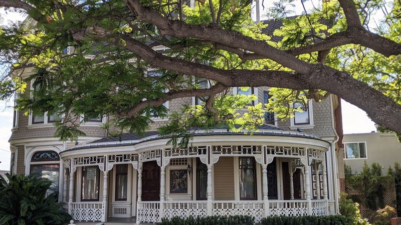The Architecture, A Queen Anne Mansion That Refuses to Be Ignored