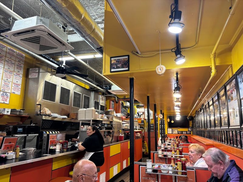 The Atmosphere During a Busy Lunch Rush
