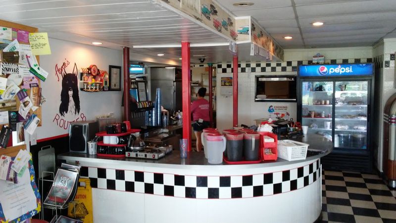 The Atmosphere Inside the 58 Diner