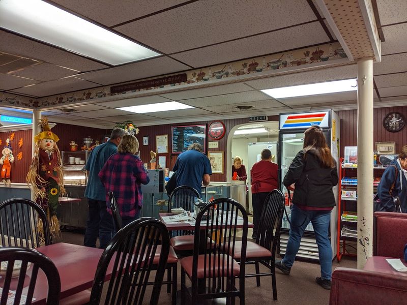 The Atmosphere Inside the Kountry Kitchen
