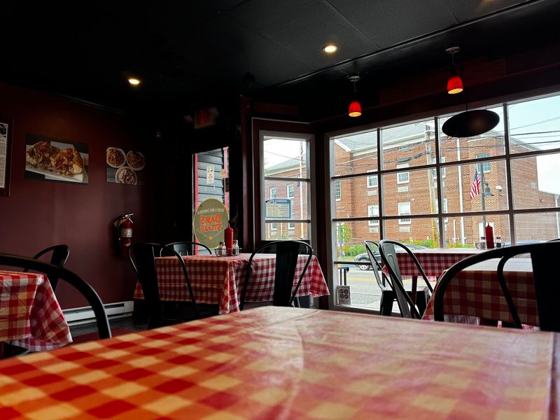 The Atmosphere and Vibe Inside Dar's