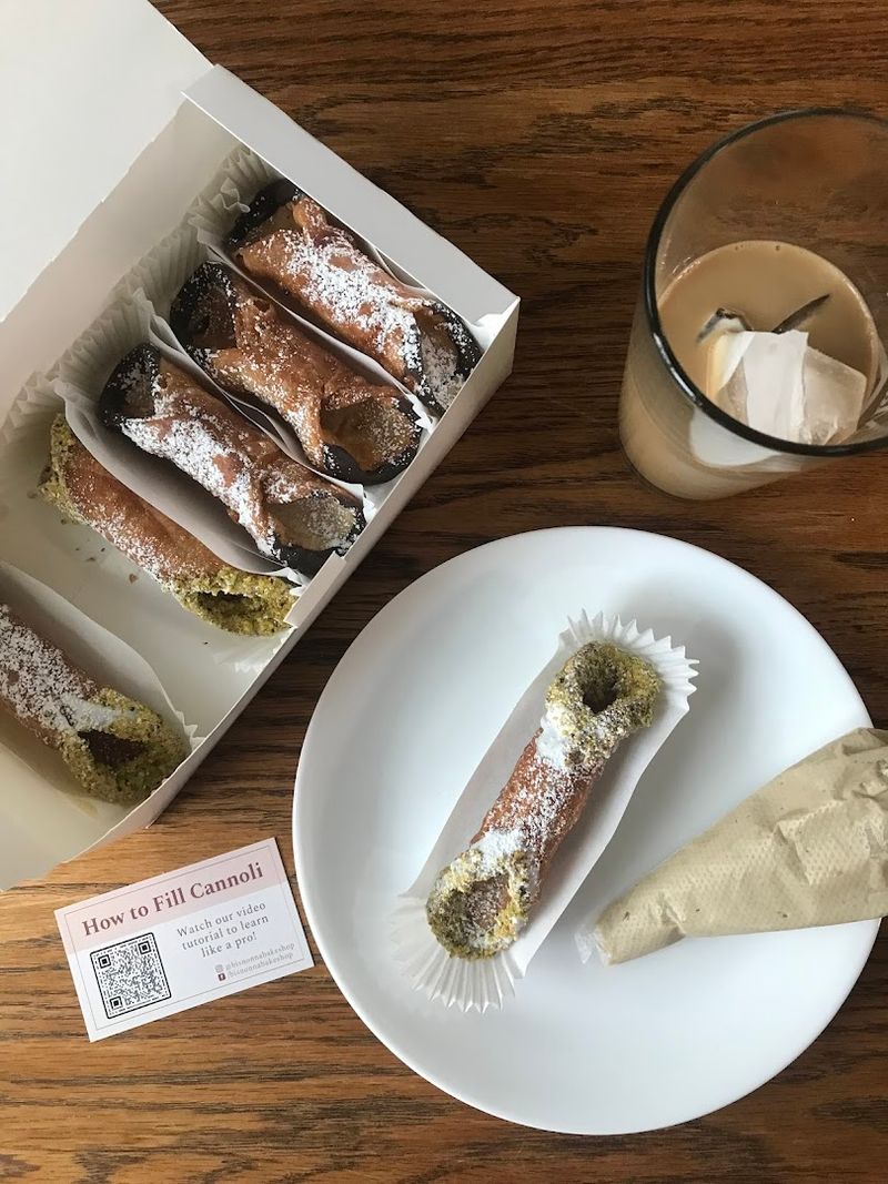 The Genius Cannoli-to-Go Packaging System The Genius Cannoli-to-Go Packaging System