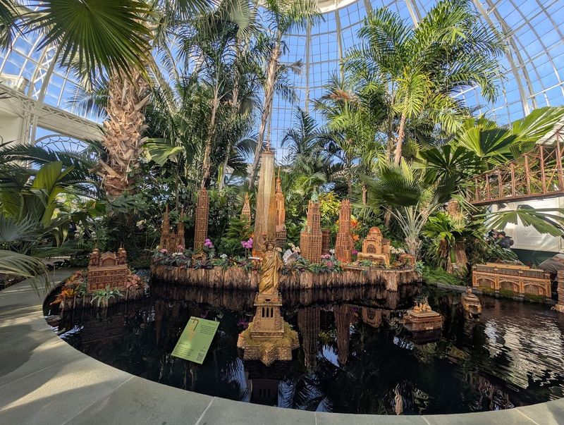 The Glass House That Changes Your Mood