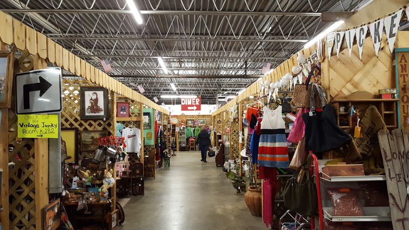 The Hitch n Post Flea Market, Commerce
