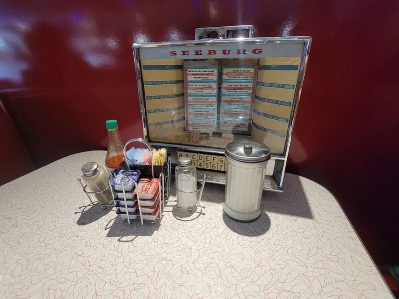 The Jukeboxes That Complete the Atmosphere Without Overdoing It The Jukeboxes That Complete the Atmosphere Without Overdoing It