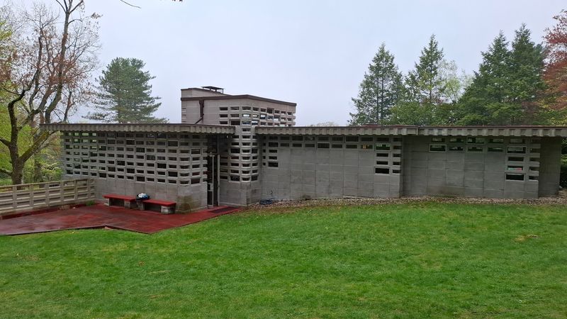 The Kalil House: Concrete Blocks and Pure Architectural Daring