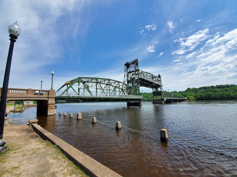 The Lift Bridge That Became a Photo Opportunity