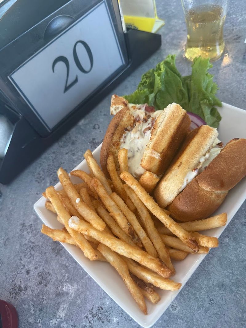 The Meat-and-Mac Sandwich Deserves Its Own Moment