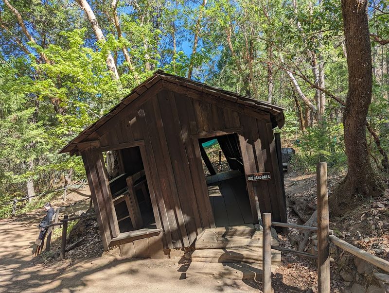 The Oregon Vortex and House of Mystery, Gold Hill, Oregon