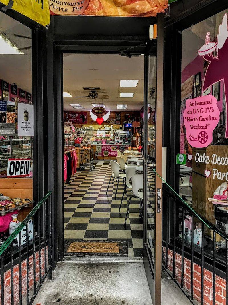 The Pink Walls That Set the Mood Before You Take a Bite The Pink Walls That Set the Mood Before You Take a Bite