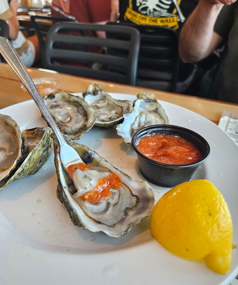 The Raw Bar Experience That Keeps People Coming Back