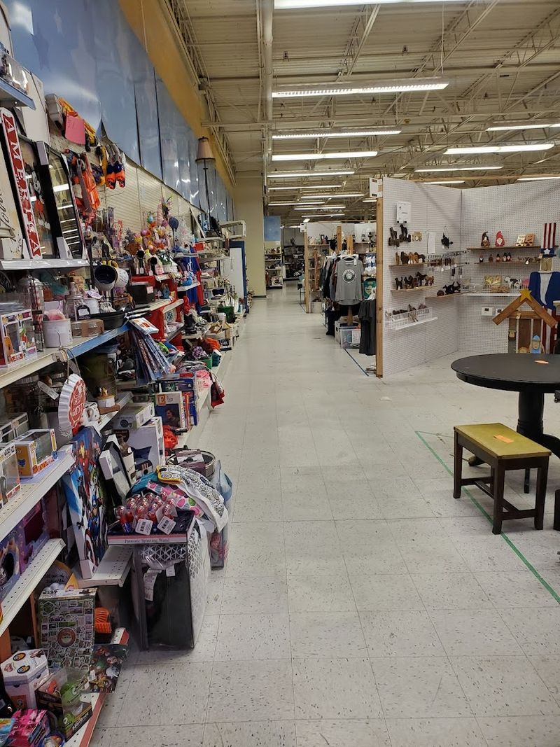 The Sheer Variety of General Merchandise Makes It a One-Stop Browsing Adventure