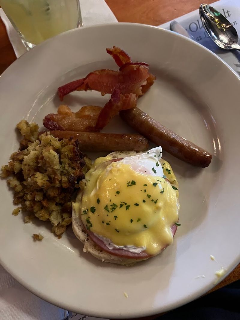 The Sunday Brunch That Locals Guard Like a Well-Kept Secret